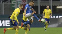 Striker Italia, Ciro Immobile, mengontrol bola saat pertandingan melawan Swedia pada laga leg kedua playoff Piala Dunia 2018, di Stadion Giuseppe Meazza, Senin (13/11/2017). Italy bermain imbang 0-0 dengan Swedia. (AFP/Miguel Medina)
