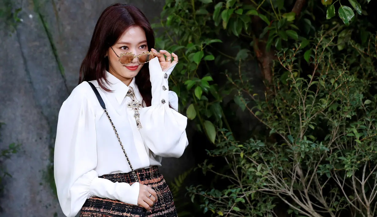 Aktris Korea Selatan, Park Shin Hye berpose pada sesi pemotretan sebelum fashion show Chanel 2018 S/S Collection di Paris Fashion Week, Selasa (3/10). Sebelumnya, Shin Hye menghadiri acara fashion di New York dan pemotretan majalah. (FRANCOIS GUILLOT/AFP)