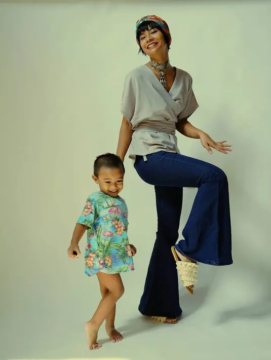 Anaknya pun kini sering ikut dalam sesi pemotretan. Waah sudah pintar bergaya gemas seperti ibunya, ya! (Instagram/shareefadaanish)