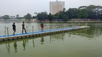 Dek jembatan mengalami kerusakan yang berada di Situ Rawa Kalong, Kecamatan Cimanggis, Kota Depok. (Liputan6.com/Dicky Agung Prihanto)