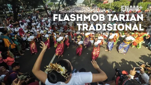 1745 penari membawakan tarian tradisional di kawasan Senayan, Jakarta, Minggu (21/8). Kegiatan bertajuk "Aku Indonesia-Bagimu Negeri Kami Menari" itu merupakan bagian dari perayaan HUT RI ke 71. 
