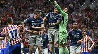 Kiper Arsenal, David Raya melakukan penyelamatan dalam pertandingan sepak bola semifinal Liga Champions leg pertama antara Club Atletico de Madrid dan Arsenal di stadion Metropolitano di Madrid pada Kamis (30/4/2026). (Javier SORIANO / AFP)