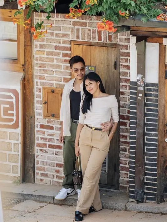 Atasan tersebut dipadukan dengan celana bahan lengan panjang dan belt hitamnya. Erina dengan celana coklat dipadukan flat shoes hitam, lalu Kaesang mengenakan celana hijau dipadukan sneakers putih. (@kaesangp)