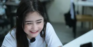 Penyanyi dan pemain sinetron Prilly Latuconsina menyempatkan waktu untuk berinteraksi dengan para penggemarnya lewat Live Chatting di BBM Celebs (Adrian Putra/Bintang.com)