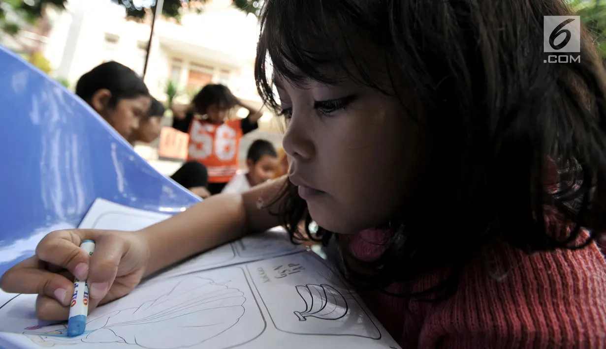Seorang anak belajar mewarnai gambar saat program Literasi Kejujuran di Taman Bacaan Masyarakat (TBM) Saung Manggar, Pondok Kelapa, Jakarta, Minggu (24/3). (merdeka.com/Iqbal S. Nugroho)