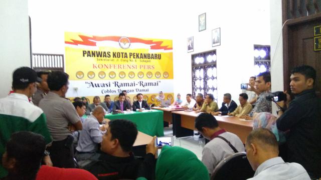 Kontestan Pilkada Pekanbaru bertambah setelah Panitia Pengawas Pemilu (Panwaslu) memutuskan pasangan Dastrayani Bibra - Said Usman Abdullah berhak maju pada 17 Februari 2017.
