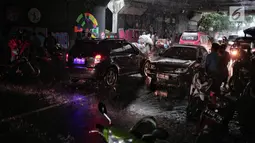 Kondisi lalu lintas kolong Flyover Tol Jagorawi saat hujan di kawasan Ciracas, Jakarta (13/1). Pengendara sepeda motor yang berteduh di kolong flyover menimbulkan ketidaknyamanan pengguna jalan lain dan memicu kemacetan. (Liputan6.com/Faizal Fanani)