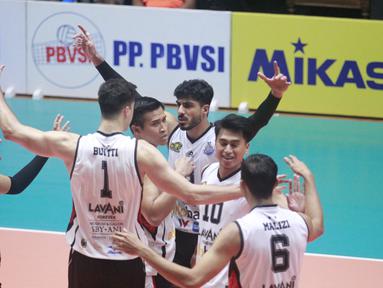 Persaingan memperebutkan gelar juara putaran pertama PLN Mobile Proliga 2024 di sektor putra berlangsung ketat. Jakarta LavAni Allo Bank Electric yang sukses memetik kemenangan kelima usai mengalahkan Kudus Sukun Badak 3-1 (31-29, 25-23, 25-27 dan 25-13) di di GOR Tri Dharma Petrokimia, Gresik, Jawa Timur, Jumat (17/5/2024) dan sementara memimpin klasemen, masih harus menunggu hasil dari laga STIN BIN kontra Bhayangkara Presisi. Mengumpulkan 15 poin hasil 5 kali menang dan sekali kalah, poin LavAni masih bisa dilewati oleh STIN BIN yang maksimal mengumpulkan 16 poin jika mampu menang 3-0 atau 3-1 atas Bhayangkara Presisi. (Dok. PBVSI)