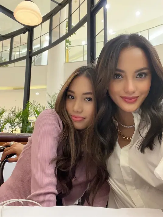 Tampilan sederhana namun stylish menjadi kunci dari gaya sehari-harinya. (Foto: instagram/ Ririn Ekawati)