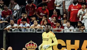 Penjaga gawang Manchester United, Andre Onana, saat pertandingan pramusim Soccer Champions Tour 2023 melawan Real Madrid yang berlangsung di NRG Stadium, Texas, Kamis (27/7/23). (Twitter/@ManUtd)