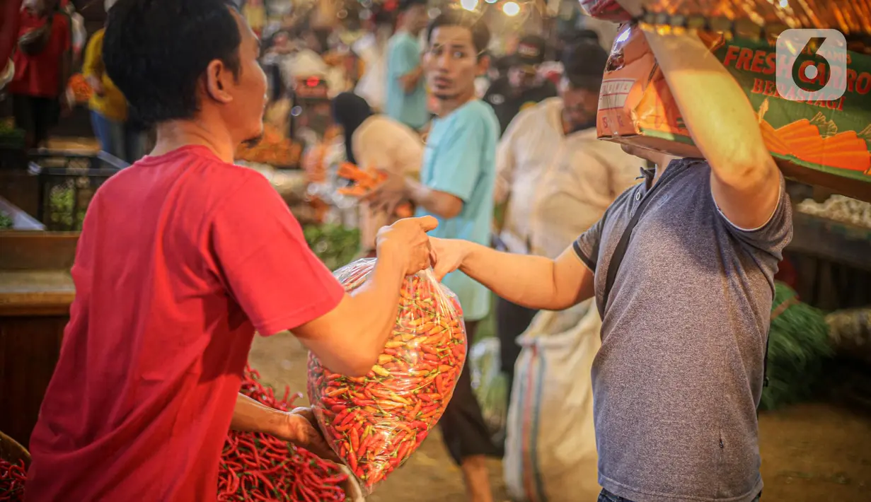 Pedagang cabai rawit merah melayani pembeli di Pasar Induk Kramat Jati, Jakarta, Senin (20/6/2021). Harga cabai rawit merah di pasar-pasar DKI Jakarta naik menjadi rata-rata Rp108.043 per kilogram (kg). Bahkan, di beberapa pasar harga cabai tembus Rp120 ribu per kg. (Liputan6.com/Faizal Fanani)