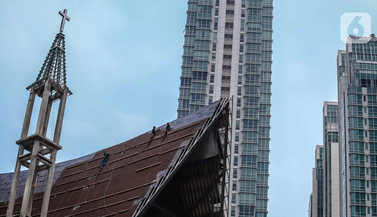 Aktivitas pekerja di atas atap gereja tanpa alat pengaman lengkap, Jakarta, Rabu (12/2/2020). Kemnaker mengatakan tingginya angka kecelakaan kerja di Indonesia disebabkan tidak maksimalnya penerapan K3 yang diatur dalam UU No1 Tahun 1970 tentang Keselamatan Kerja. (Liputan6.com/Faizal Fanani)