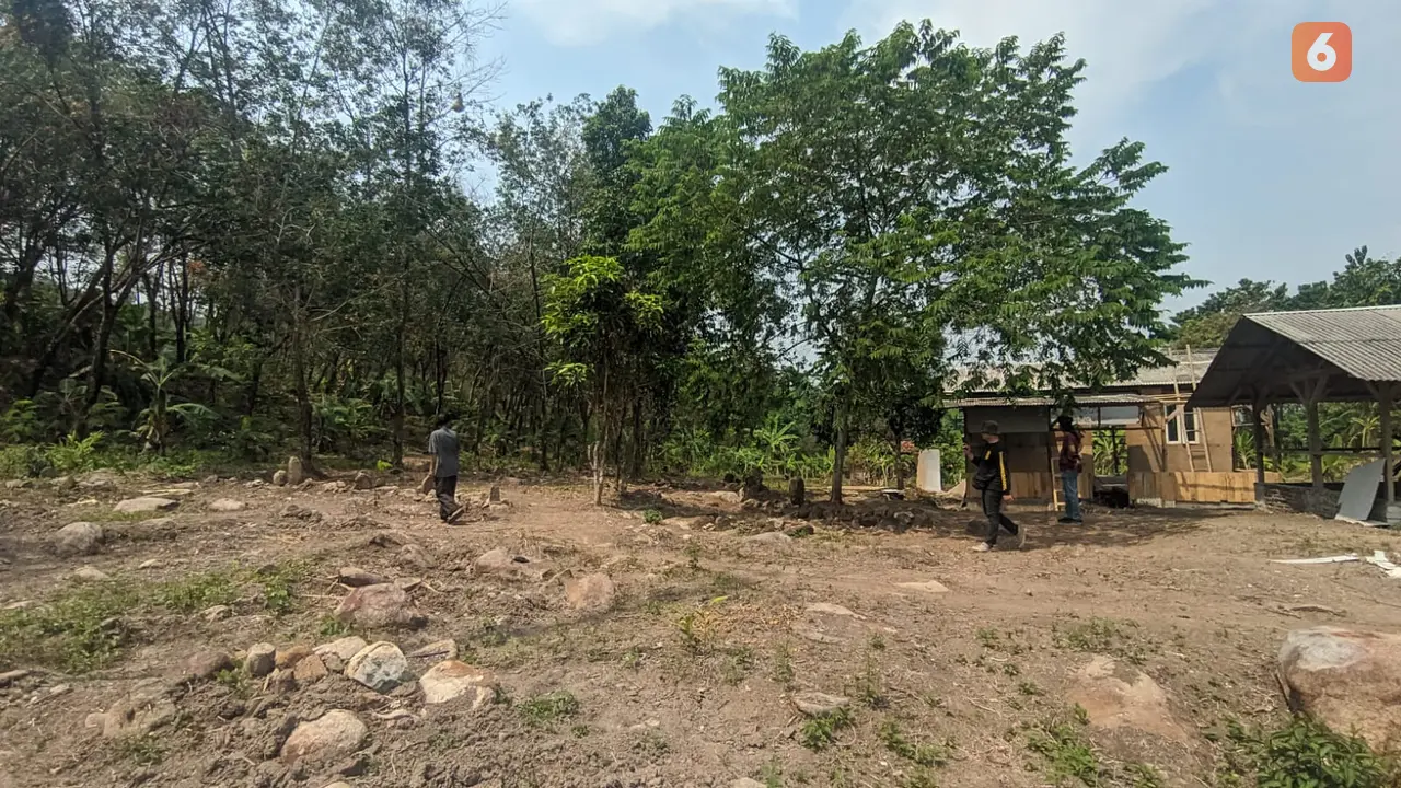 Puluhan makam palsu dibongkar warga di Citepus, Pelabuhanratu, Kabupaten Sukabumi (Liputan6.com/Fira Syahrin).