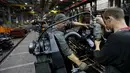 Sejumlah karyawan merakit truk lapis baja KrAZ-6322RA di Pabrik AutoKrAZ, Kremenchuk, Ukraina, Selasa (14/6). Truk ini juga dapat membawa penumpang dan mengangkut artileri perang. (REUTERS / Valentyn Makarenko)