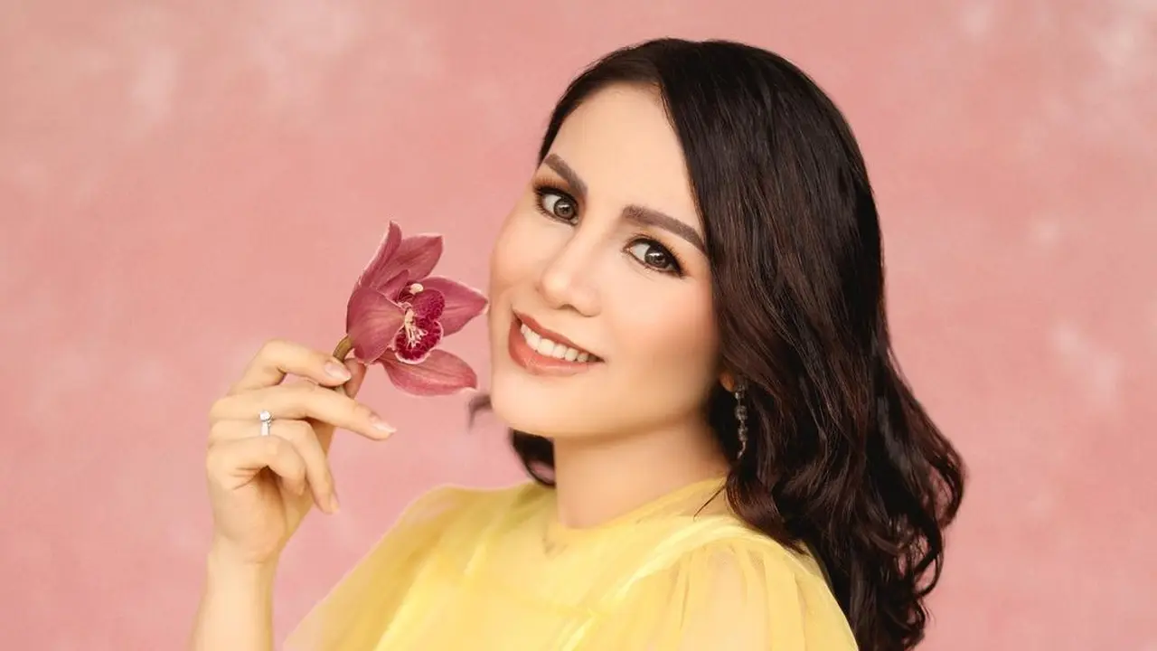 7 Gaya Momo Geisha saat Lakukan Maternity Shoot, Tampil Menawan