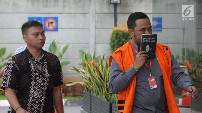 Anggota DPRD Kota Malang Syamsul Fajrih (kanan) tiba Gedung KPK, Jakarta, Kamis (22/11). Syamsul akan menjalani pemeriksaan penyidik KPK sebagai tersangka. (Merdeka.com/Dwi Narwoko)