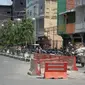 Rambu rambu pembatas jalan inilah yang di letakkan oleh pihak Pemkab Rokan Hilir kedalam lubang.