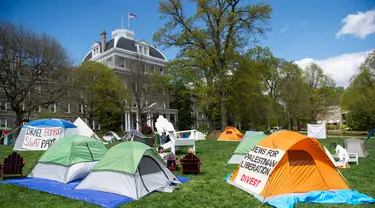 Pengunjuk rasa menduduki kamp protes sementara di sekitar Swarthmore College pada 24 April 2024, Swarthmore, Pennsylvania. (Matthew Hatcher/Getty Images North America/Getty Images via AFP)