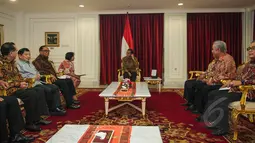 Presiden Joko Widodo (tengah) bertemu anggota Dewan Pertimbangan Presiden (Wantimpres) di Kantor Presiden Kompleks Istana Kepresidenan Jakarta, Rabu (1/4/2015). (Liputan6.com/Faizal Fanani)