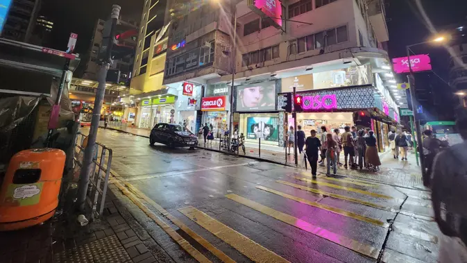 <p>Ladies Market menjadi destinasi populer di Hong Kong bagi turis yang ingin berbelanja dengan harga terjangkau.  (Liputan6/Benedikta Miranti)</p>