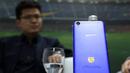 Oppo smartphone F1 plus FCB Edition dengan produksi hanya 10 unit di Kantor OPPO, Jakarta, Kamis (21/7/2016). (Bola.com/Nicklas Hanoatubun)