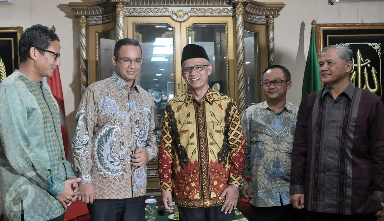 Calon Gubernur DKI Jakarta, Anies Baswedan dan Sandiaga Uno berbincang dengan Ketua Umum PP Muhamadiyah Haedar Nasir di kantor Pusat Dakwah Muhammadiyah, Jakarta, Senin (17/10). (Liputan6.com/Yoppy Renato)