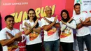 Perwakilan Atlet melakukan foto sesi usai menyemarakan Asian Games 2018 di Plaza Barat Senayan, Jakarta, Minggu (1/7). Acara digagas untuk menyambut Perhelatan Asian Games yang akan berlangsung pada Agustus 2019 mendatang. (Liputan6.com/Johan Tallo)