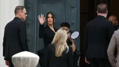 Pesohor asal Amerika Serikat (AS), Kim Kardashian (tengah) melambaikan tangan saat tiba di Pengadilan Assize, Paris, Prancis pada 13 Mei 2025. (Alain JOCARD/AFP)
