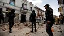 Gempa kuat dengan magnitudo 6,7 mengguncang kawasan Ekuador selatan. (AP Photo/Xavier Caivinagua)