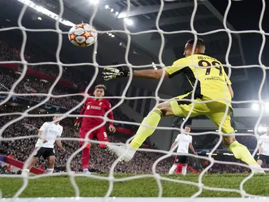 Liverpool hanya mampu bermain imbang 3-3 kala menjamu Benfica pada laga leg kedua perempat final Liga Champions di Stadion Anfield, Kamis (14/4/2022). (AP/Jon Super)