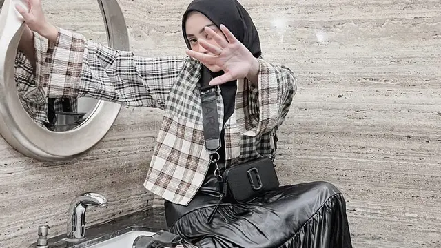 Potret Tampilan Dinan Nurfajrina, Istri Doni Salmanan yang Kerap Kenakan Tas Branded Cek Harganyam. (Foto: instagram/ @DinanFajrinaSalaman)