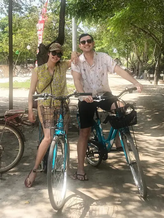 Selain melakukan diving, Rifky dan Biby juga terlihat bersepeda bersama. (Foto: instagram.com/rifkybalweel)