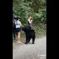 Beruang mendekati beberapa orang yang tengah berjalan kaki di Chipinque Ecological Park, Meksiko. (dok. TikTok/kalesalad)