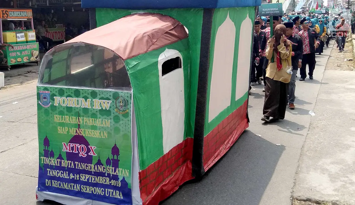 Peserta mengikuti pawai taaruf Musabaqah Tilawatil Quran (MTQ) tingkat Kota Tangerang Selatan di Alam Sutera, Serpong Utara, Senin (9/9/2019). Pawai ini dalam rangka menyukseskan MTQ yang akan berlangsung hingga 12 November. (merdeka.com/Arie Basuki)