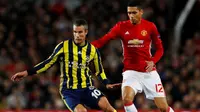 Bek Manchester United Chris Smalling (kanan) mengawal striker Fenerbahce Robin van Persie (kiri) pada laga Liga Europa di Old Trafford, Manchester, Kamis (20/10/2016). (Reuters/Jason Cairnduff)