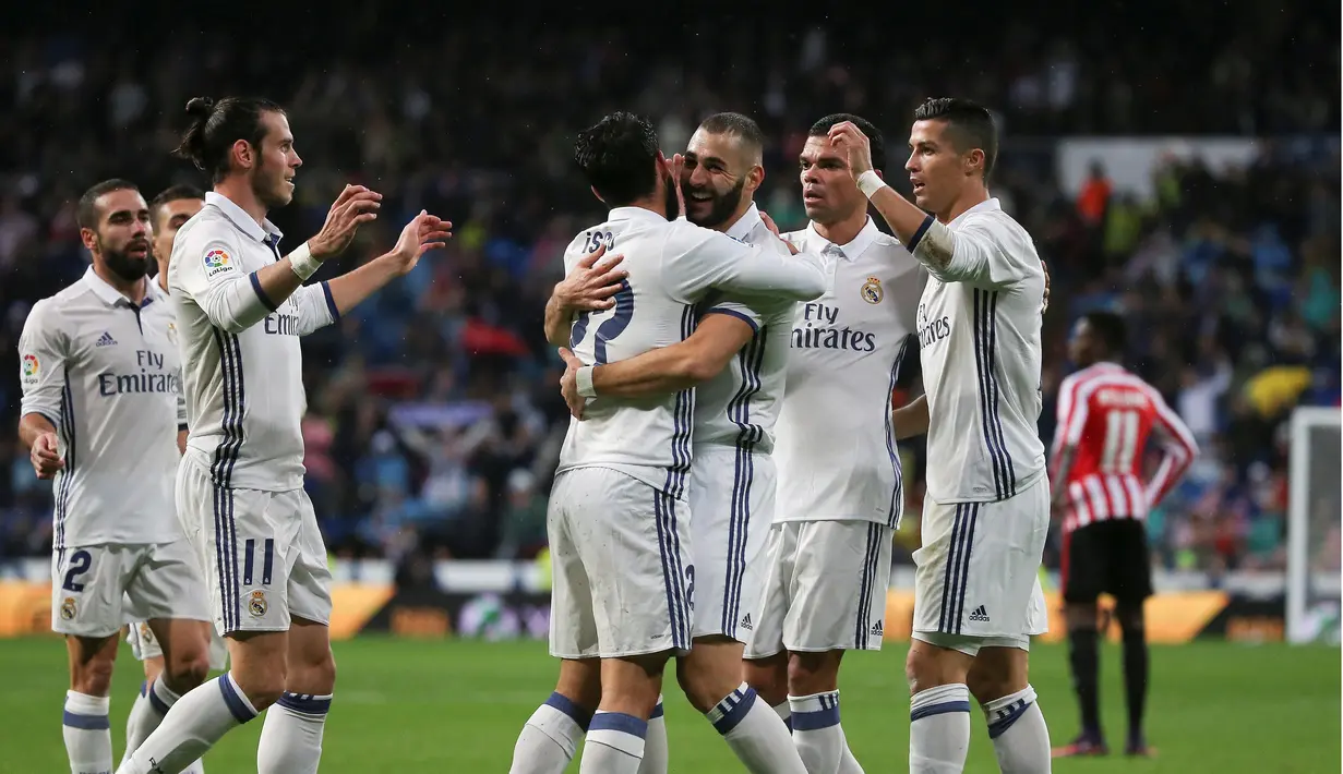 Para pemain Real Madrid merayakan gol Karim Benzema saat melawan Athletic Bilbao pada lanjutan La Liga di Santiago Bernabeu stadium, Madrid, senin (23/10/16) dini hari WIB. (REUTERS/Andrea Comas)