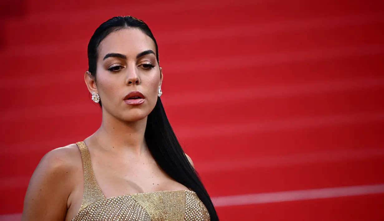 Sementara palet make-up yang glam, termasuk kontur yang dipahat dan make-up mata gelap meningkatkan kecantikannya. (AFP/Loic Venance)