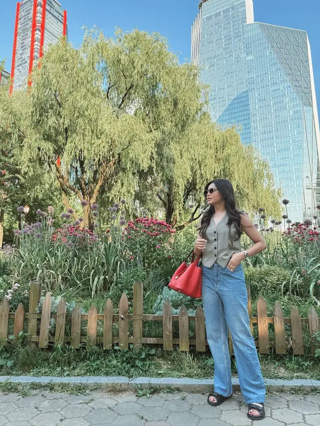 Gaya Kasual Chic dengan Vest dan Celana Denim