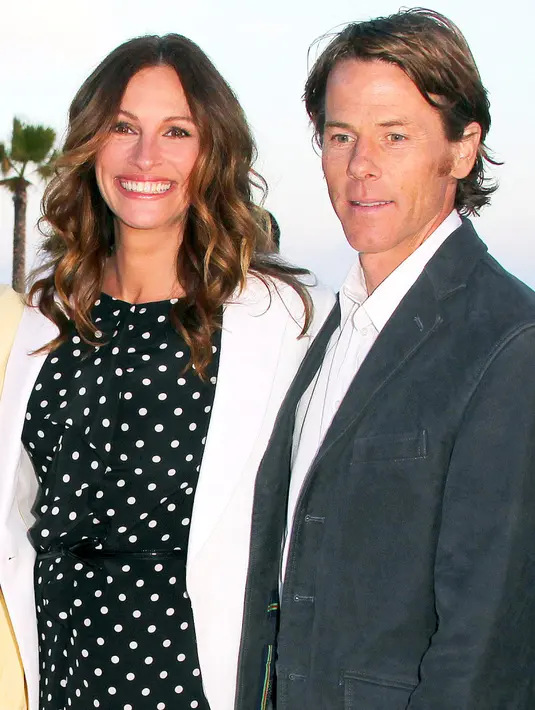 Julia Roberts dan Danny Moder megundang keluarga dekat dan teman untuk merayakan hari kemerdekaan Amerika. Namun siapa sangka mereka juga menikah hari itu? (Frederick M. Brown/Getty Images/USWeekly)