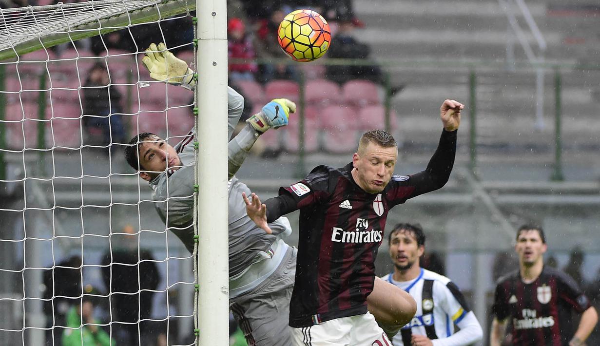 Tak hanya di level klub, Gianluigi Donnarumma, juga berhasil menembus skuat Timnas Italia. Pria kelahiran Castellammare di Stabia itu berhasil debut bersama Azzurri saat laga persahabatan melawan Prancis. (AFP/Olivier Morin)