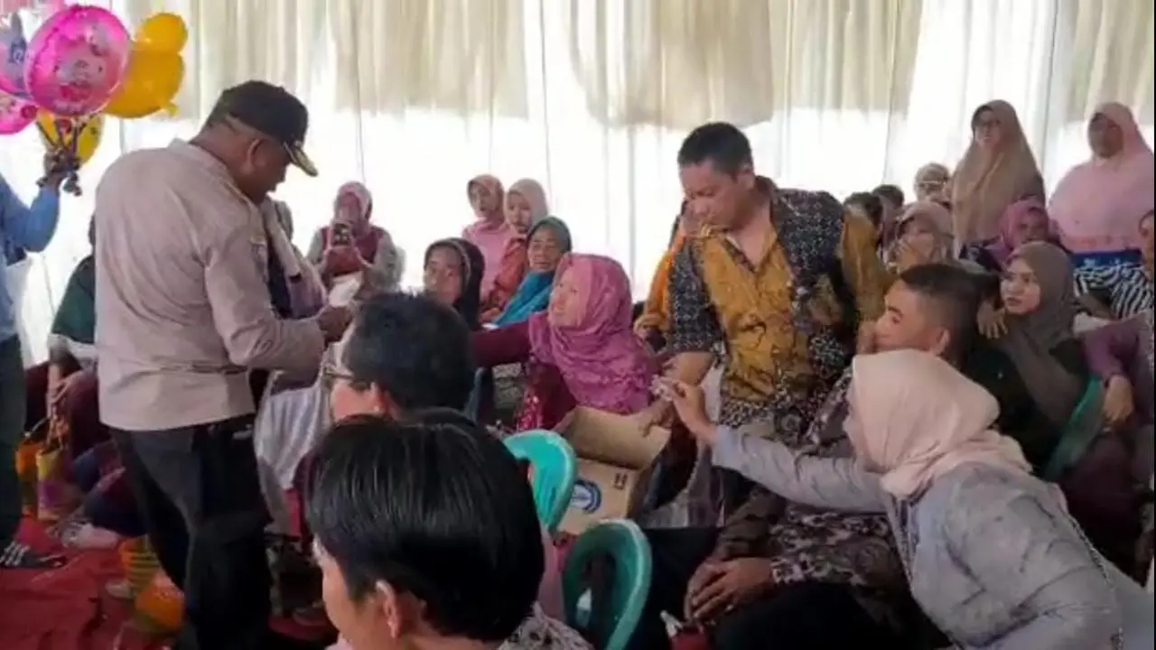 Kapolsek Unjuk Aksi, Bernyanyi Di Pesta Hajat Untuk Galang Dana Korban Gempa