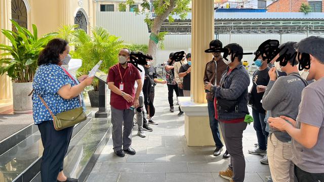 Proses repatriasi WNI dari Kamboja korban penipuan lowongan kerja. (Dok: Kemlu RI)