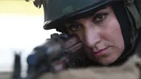 Seorang kadet tentara wanita Afghanistan membidik dengan senapan saat latihan di Akademi Pelatihan Perwira di Chennai, India (12/12/2019). Sebanyak dua puluh kadet tentara Afghanistan mengikuti program latihan militer. (AFP/Arun Sankar)