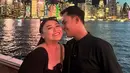 Pasangan pengantin baru ini pun tak henti memamerkan potret kemesraan mereka. Setelah siangnya kompak memakai baju serba biru, pada malam harinya, Clarissa dan Sandro tampak sama-sama memakai outfit hitam. Lampu dari gedung tinggi pencakar langit di daratan seberang tampak cantik dilihat dari Victoria Harbour. (Liputan6.com/IG/@sandrofahdhipa)
