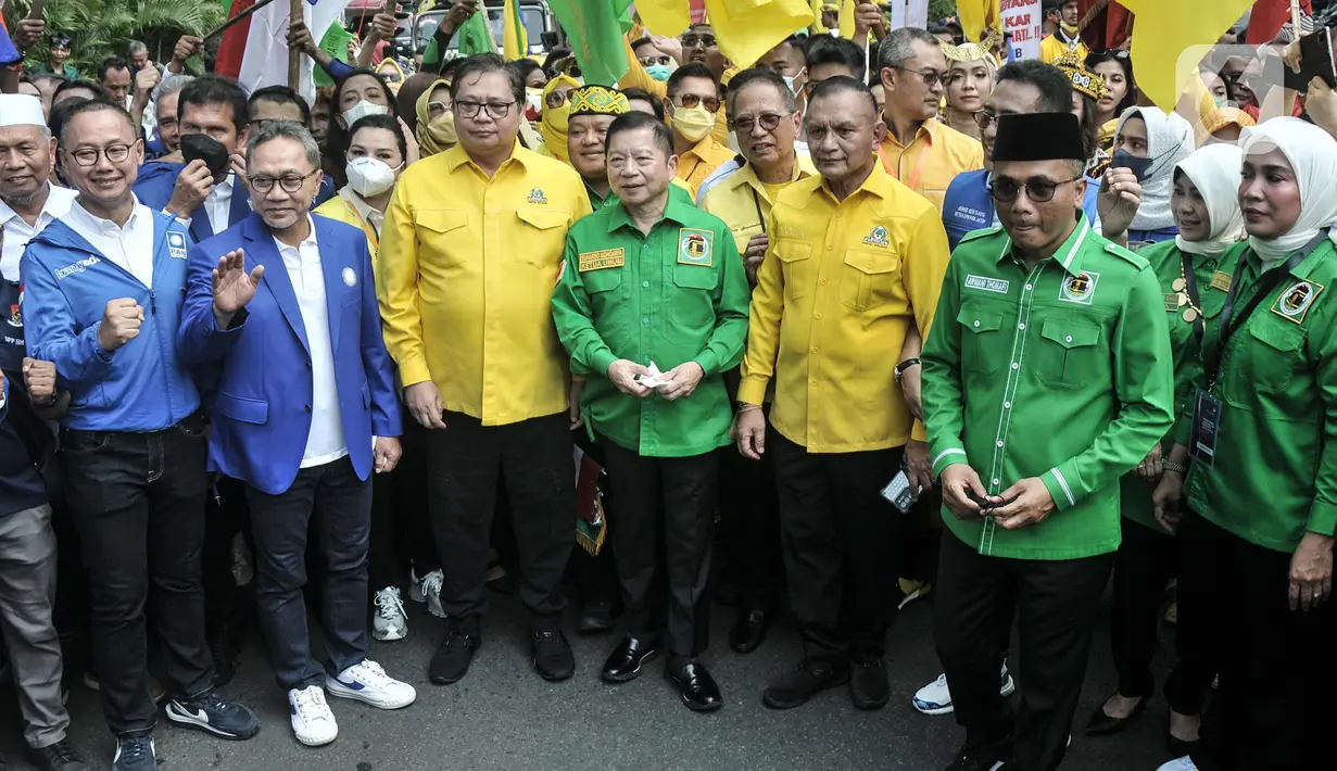 Ketua Umum Partai Golkar Airlangga Hartarto, Ketua Umum Partai Amanat Nasional (PAN) Zulkifli Hasan dan Ketua Umum PPP Suharso Monoarfa yang tergabung dalam Koalisi Indonesia Bersatu (KIB) saat jalan bersama menuju Gedung KPU RI, Jakarta Pusat, Rabu (10/8/2022). Kedatangan ketiga petinggi KIB tersebut terlihat mesra saat jalan bersama menuju Gedung KPU. (merdeka.com/Iqbal S Nugroho)