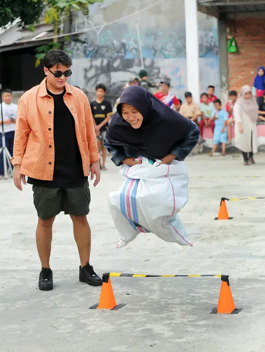 Permainan selanjutnya adalah perlombaan mengambil bola kecil lalu dimasukkan didalam karung. “Ayo semangat ibu-ibu, jangan salah ambil bolanya sesuai warna ya,” seru Bang Billy. [Foto: Bambang E Ros/Fimela.com]