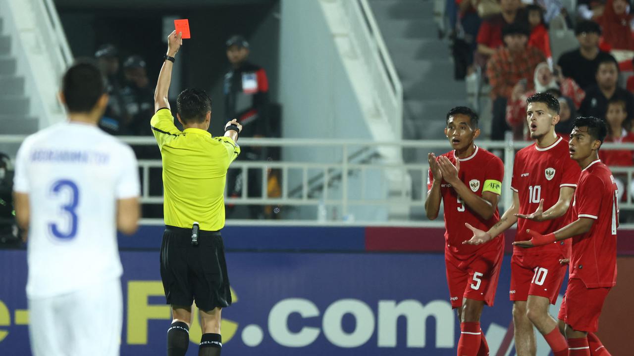 Kesal dengan Keputusan Wasit di Semifinal Piala Asia U-23 2024, Warganet Kecam Shen Yinhao