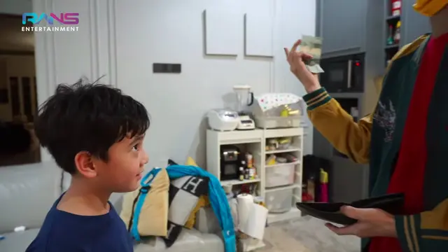 Lucu, Rafathar Kebingungan Tak Tahu Uang Receh Pecahan 2 Ribu, 5 Ribu dan 10 Ribu Rupiah. (YouTube RANS Entertainment)