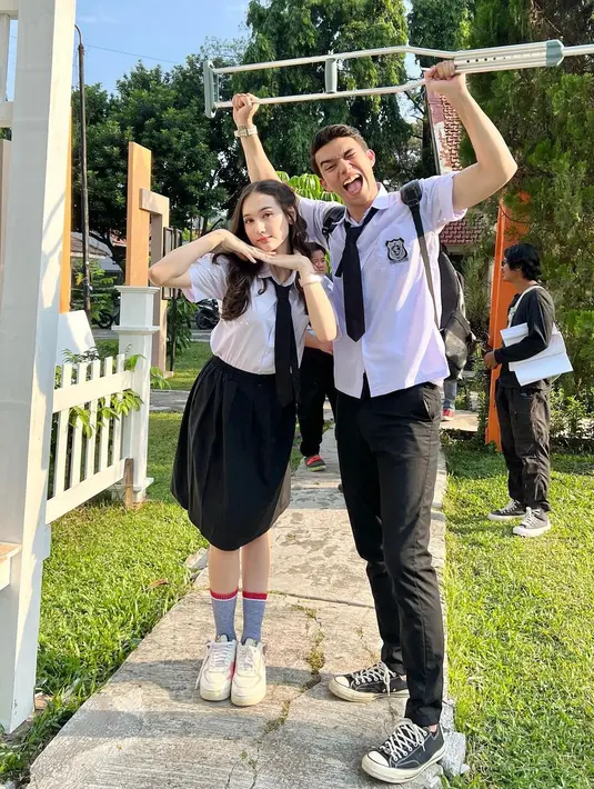 Meskipun keduanya tak banyak bicara soal status hubungan mereka, gestur dan momen manis di antara keduanya menjadi sorotan warganet. Banyak yang menyebut Al cocok menjadikan Laura Moane kekasih barunya. (Liputan6.com/IG/@its_lauramoane2)