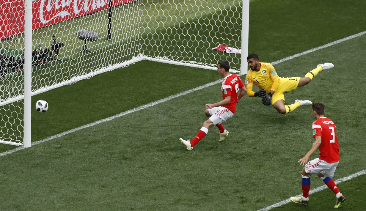 Kiper Arab Saudi, Abdullah Almuaiouf gagal menghalau bola sundulan pemain Rusia, Yuri Gazinsky pada laga grup A Piala Dunia 2018 di Luzhniki stadium, Moskow, Rusia, (14/6/2018). Rusia menang 5-0. (AP Photo/Darko Bandic)